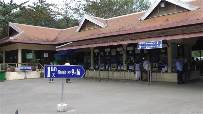 アンコール遺跡入場券売り場<br /><br /><br />1月25日　ガイド料(105$)<br /><br />　　シェムリアップの空港に降りた時から寒く感じたが、朝方はＴシャツに長袖のシャツでは寒く感じ、薄手のセーターも必要だった。<br />　　朝食は6：30からなので出かける用意をしてから食事に。観光への出発時間が早いので朝の散歩はできませんでした。<br /><br />7:00　ホテル  出発　　　<br />　　ガイドさんの事情でガイドさんの子供さんを学校に送ってから観光に出発。<br />7:30　学校　出発<br />↓<br />7:40　アンコール遺跡入場券売り場（トイレ有）<br />　　　　　写真を撮られて3日間のパスを購入（1人40$）<br /><br />7:50　出発<br />