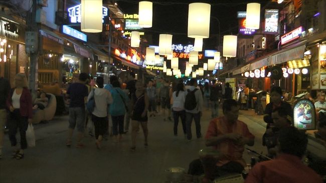 パブ・ストリート<br /><br />18:30ホテル<br />    　　トゥク・トゥク(2$)でオールド・マーケットへ。クメール・キッチンで食事(31.5$)。<br />　　その後フィッシュ・マッサージ、フット・マッサージをしてトゥク・トゥク(2$)でホテルへ。<br />