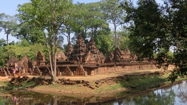 バンテアイ・スレイ<br />　　赤色砂岩で造られた遺跡は、とても美しかったです。<br /><br /><br />11:30 バンテアイ・スレイ　（トイレ）<br />12:25　出発