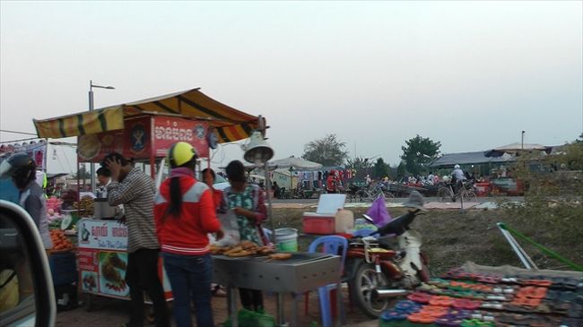 17:05　プラウ・ホックセップの屋台街を通過してもらう。<br />　　　　（小さな遊園地があった。）