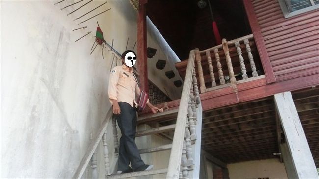 ガイドのラッターさんの家<br />　　　コンクリートの基礎は依頼し、あとは自分で建てたそうです。<br /><br /><br /><br />17:20　ガイドのラッターさんの家を拝見。<br />18:10　出発