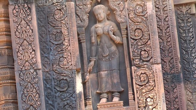 デバター　<br /><br />東洋のモナリザは陰に隠れていて見ることはできないそうです。以前は中に入れたので見ることができたそうですが、このデバターも美しいです。