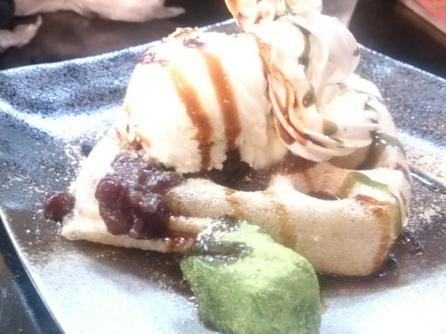 午後1時を過ぎて日帰り入浴の方がちらほらといらっしゃったので、撤退。<br />一度行ってみたかったカフェの「橙」さんへ。<br />三朝温泉の中は道が狭いので、雪の残る道を歩きながら徒歩で。<br />これはお餅のワッフル（正式名称忘れました）<br />ワッフル型で焼いたお持ちの上にアイスとクリームと小豆と黒蜜、わらび餅が添えてあります。<br />最初はお餅がおいしいんだけど、半分くらいからアイスの熱で固くなってしまっているのが残念……。<br />その後、車で三徳山へ行こうと思ったんですが、さすが山間部。<br />雪が深すぎて途中でUターン。また、雪のない時に行こう。<br /><br />