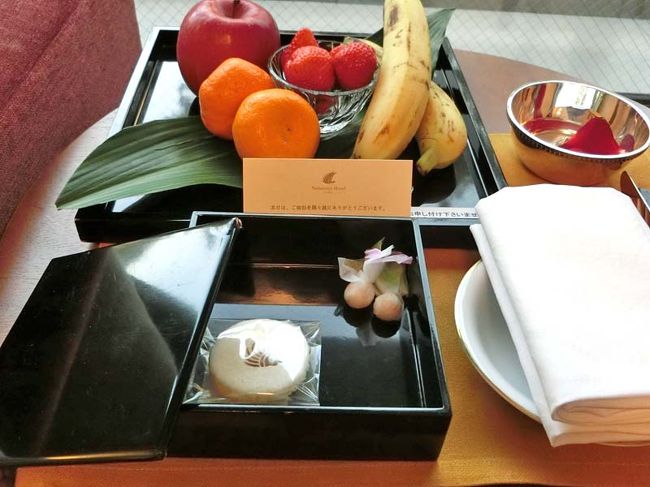 部屋のテーブルにはお茶請けのお菓子とフルーツが置いてあります。<br /><br />写真は撮りませんでしたが、部屋にはCoffeeメーカーやお茶が色々あります。