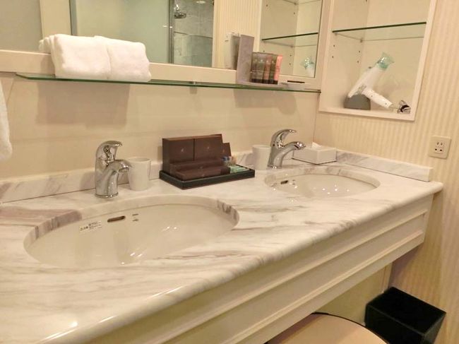 洗面台、お風呂、トイレは問題なく綺麗で快適です。<br /><br />洗面所のライトは微調整が効くので夜は便利です。<br /><br />ということで急いで部屋のチェックを済ませ、友人と待ち合わせして奈良の街を散策してきます。