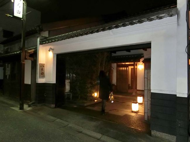 ＜つる由＞　つるよし<br /><br />登大路ホテルから歩いて１０分ほどでした。<br /><br />猿沢池近くのならまちという坂道の一角でした。