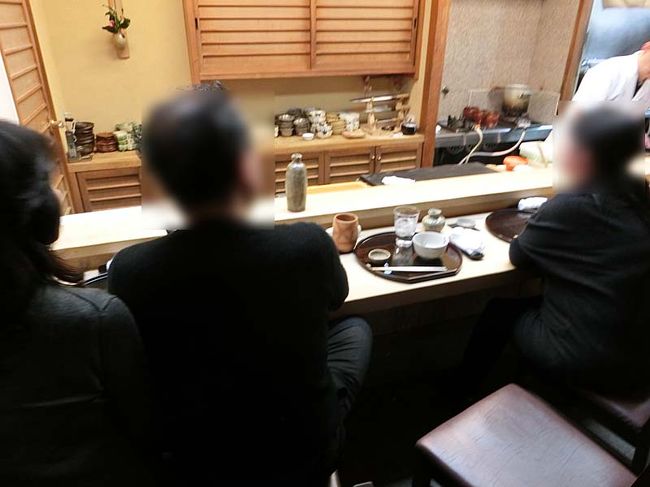 私の友人の行きつけということでカウンターの主人も気さくに話しかけてくれました。<br /><br />料理の写真を撮りませんでしたが、さすがに食材もお味の方も一流と感じます。<br /><br />品数も相当なもので、全て大満足。<br /><br />持ち込みの徳利とぐい呑みで日本酒も進み盛り上がりました。<br /><br />