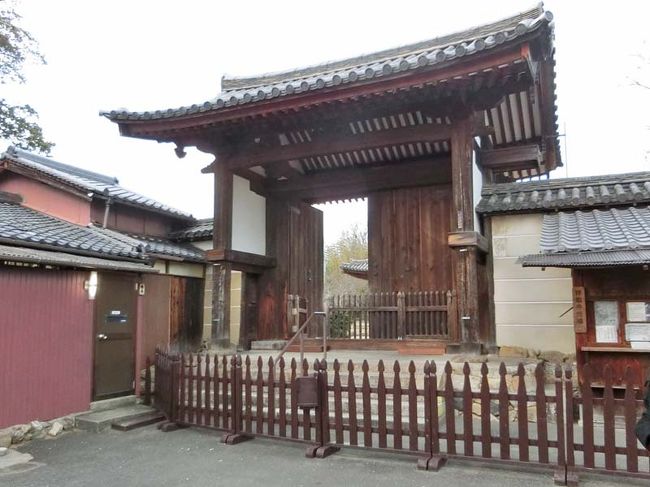 ＜新薬師寺＞<br /><br />部屋のチェックも済ませて夕食までに友人の車で一つぐらいお寺廻りをしようということで新薬師寺に来ました。<br /><br />５時の閉門５分前でしたが受付にお願いして閉門を１０分延長していただきました。<br /><br />結局１５分ほどで新薬師寺を拝観することになりました。<br />