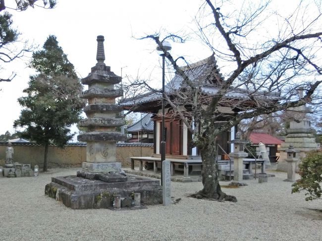 本堂以外にもすっきりと地蔵堂や鐘楼が配置されています。<br /><br />これは地蔵堂と石塔です。鎌倉時代のものだそうです。