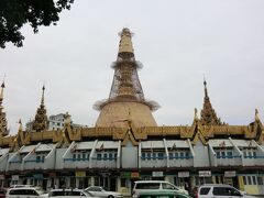 スーレーパヤーです。
ヤンゴンの街はこのスーレーパヤーを中心に設計されているそうです。
まばゆく光り輝く黄金の高さ46mを誇る仏塔は改装中でした。