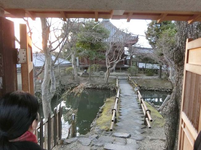 構内にはお庭が美しい香薬師堂が続いて配置されています<br /><br />堂内に有った小さな白鵬金銅仏は昭和１８年に盗難に会って以後出てきてないそうです。