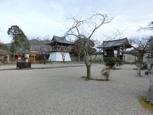 急いで新薬師寺を回ってみましたが、本当に静かでいいお寺でした。<br /><br />来てよかった。<br /><br />鐘楼を眺めながら約束の５時１０分までに門を出ます。