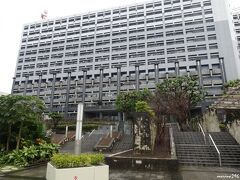 沖縄県庁舎

14時に県庁の人に挨拶に伺う約束。
少し早いのですが、雨なのでロビーで時間調整をすることに。