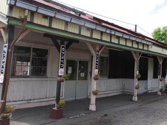 秩父別町の中心駅。柱に掲示された駅名プレートの主張がすごい。ここでは2～3人の乗降があった。