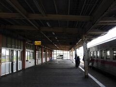 留萌駅に到着。
データイムとはいえ降車客数人のみ。広い駅構内はかつては利用者でにぎわっていたことを示しているかのようだ。