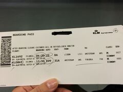 宿を朝3時に出発して空港へ。

チェックインの際に、タクシーを予約したいと申し出たところ、目の前のフィゲイラ広場にいつでもいるから予約する必要はないとあっさり言われました。
そうはいっても万が一たまたまいなかったら困るな〜〜と思いつつ、3時に広場に行ってみたら、本当に何台もとまっていました。
リスボンも眠らない街なのかな。