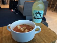 スキポール空港の乗り継ぎ時間は今回も5時間くらいありましたが、街に出る元気はないので空港内で過ごしました。

まずは一通りお土産を物色して、まだ買ってなかったお土産を購入。

その後はプライオリティパスで入れるラウンジでのんびり。
この日のスープはトマトスープでした。
瓶に入ったレモネードがなかなかおいしかった。