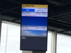 帰りは福岡行きです。

アムステルダムー福岡便は福岡空港から唯一のヨーロッパ直行路線だったのですが、運休となってしまいました。
福岡行きはこの日が最後のフライト。
そして、福岡からアムステルダムへの折り返し便をもって運休となります。

チケットを取った時はそんな話出ていなかったのですが、図らずも福岡行き最終便に乗ることになりました。

スキポール空港で「FUKUOKA」という文字を見るのも最初で最後になりそうです（泣

一応運休という扱いなので条件が整えば再開する可能性はあるらしいけど、あまり期待はできないな…。