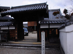 ここまで来て、関神社を通り過ぎていたことに気付き、道を反れて裏道へ。
その途中にあったのが延命寺。
この寺の山門は、関宿の本陣であった川北家から移築されたものだそうだ。
１７世紀後半のものらしい。