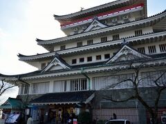 〔 熱海城 〕

次にやってきたのが、“錦ヶ浦”という海に突き出た高台にある「熱海城」。
なお、ここは何かしらの歴史があるお城という訳ではなく、一種の観光施設です。