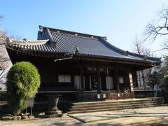 【 根本中堂 】

寛永寺は、寛永2年(1625年) 徳川3代将軍 家光の治世に建てられました。徳川家の菩提寺として知られ、徳川歴代将軍15人のうち6人が寛永寺に眠っています。
1868年の上野戦争の際に、大半の伽藍は焼失し、現在の根本中堂は移築再現されたものです。