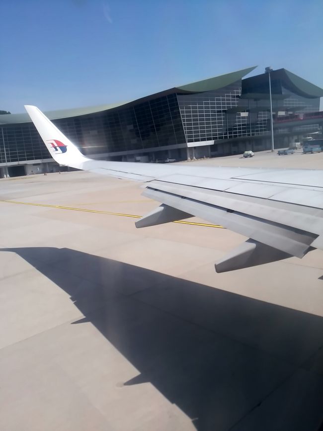 クアラルンプール国際空港には結局10時間程滞在しました。やはりラウンジを使えたのは助かりました。次はMHでシンガポールに向かいます。