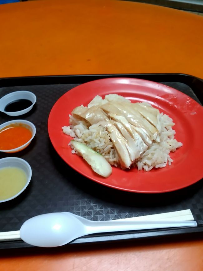 まずは地下鉄に乗ってマックスウェルフードセンターに行きました。前回訪問したときに｢天天海南鶏飯｣が食べれなかったので今度こそと思ったのですが、春節のため大半のお店が閉まっており今回も食べる事はできませんでした。とりあえずせっかく来たので｢麦士威海南鶏飯｣と言うお店でチキンライスをいただきました。4ドルです。天天を1度も食べた事が無いので比較はできませんが、結構美味しくいただきました。