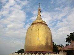 15:43
ブー･パヤーです。

7～8世紀頃、ピュー族によって建てられ、仏塔は1975年に地震で粉々になってエーヤワディー川に流されてしまったので、この仏塔は完全に修復されたものです。