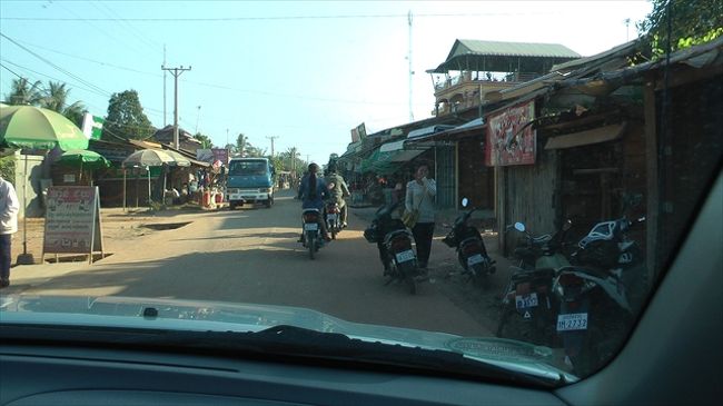 ロッカー・カンボットの街並み<br /><br />8:20  6号線のロッカー・カンボットから脇道に入る。<br /><br />　　田舎道を通ってベン・メリアに行きたいという要望に沿って、ここから脇道に。<br /><br />