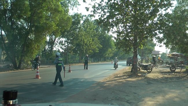 7:40　ホテル　出発<br />　　鍵を部屋に残したままロックしてしまい、開けてもらうために10分出発が遅れる。<br /><br />　　途中、私がシートベルトをしていなかったので、ネズミ取りの検問で罰金6$をガイドさんが徴収されてしまった。前日、ガイドさんにシートベルトをする必要があるか確認したのに、必要ないというのでしなかったのに。やはり、本当はしないといけないそうだ。初めて捕まったと言う。かわいそうなので罰金は私が支払った。