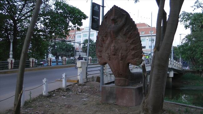 1月26日　ガイド料（ボート代込250$）<br /><br />　　今日は、観光への出発時間が昨日より遅いので、シェムリアップ川沿いの並木がきれいなポコンボー通りを散歩しました。<br />