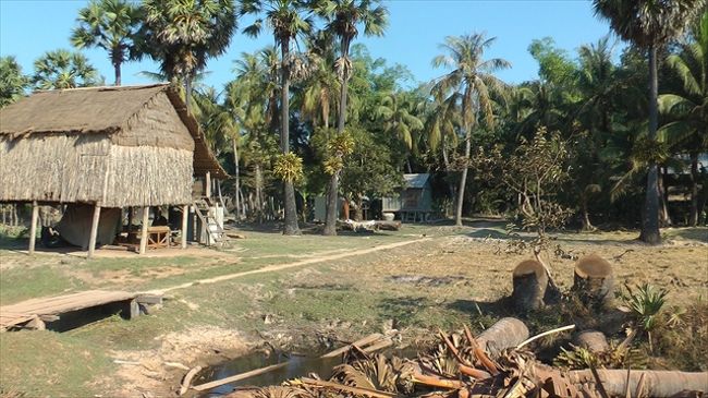 チュバール村<br /><br /><br />8:35  チュバール村？（新築のきれいなトイレがあった。）<br />　　景色の良いところがあったので、写真撮影のため止めてもらった。ガイドさんも初めて訪問する村だそうだ。ガイドさんがボランティア活動をしているので、日本から古着を持って行ったのだが、ここで半分ほど村の人に渡し、大変喜んでいただいた。村の人はみんな優しく、手招きして自分の家の方に来るように誘ってくれました。コンポン・クディの古橋に行く予定だったが、村の人が歓待してくれ、行くのをやめ、ここに滞在することにした。<br /><br />9:30  出発<br />