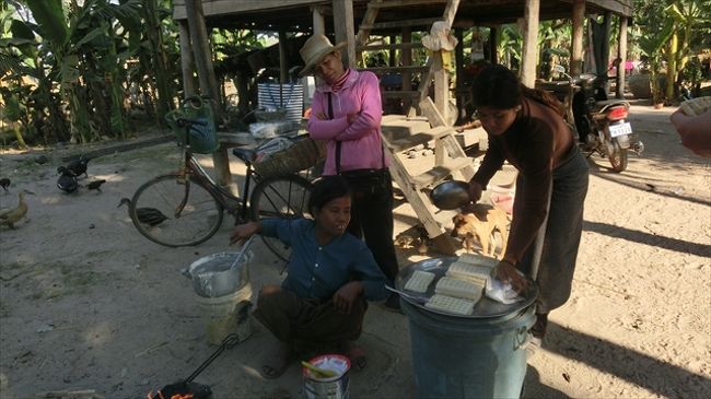 チュバール村<br />　　　お米とココナッツを混ぜて焼いたお菓子のようなもの。<br />　　　ほんのり甘くておいしかった。（屋台でたこ焼きみたいにして売っていたものと同じらしい。）