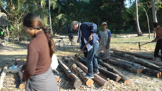 チュバール村<br /><br />　　柱作りに挑戦中。