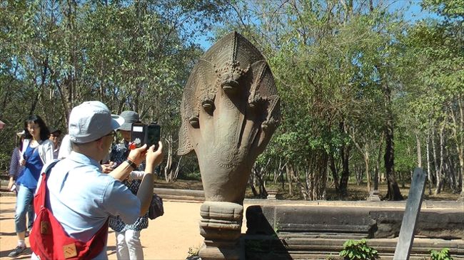 ベン・メリアの参道（美しく残ったナーガ）<br /><br /><br />10:07　ベン・メリア<br />11:25  出発