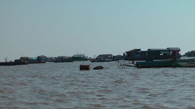 トンレサップ湖に浮かぶ水上生活者の集落。<br /><br />　　　ベトナム人が多いそうです。