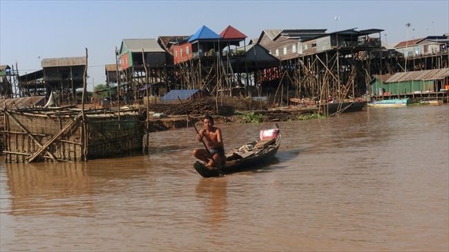 コンポン・クリアン<br /><br />　　　本当は「コンポン・プルック」のジャングル・クルーズを経験したかったのですが、乾季は水が少ないので催行していないということで「コンポン・クリアン」に来ました。しかし、トンレサップ湖まで出ても遠くから水上生活者の住居を見るだけだったので、湖まで行かなくても川辺の高床式住居を見るだけで十分と思いました。ボート代はガイド料に含まれていましたが、ボートの運転手にチップ5$を支払ってと言われました。<br /><br /><br /><br />14:03　コンポン・クリアンボート乗り場　（トイレ有）<br />15:43　出発<br /><br />