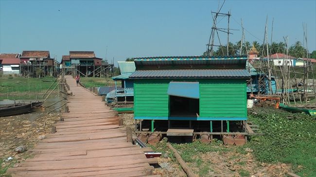 ガイドさんがコンポン・クリアンに作っている学校<br /><br />　　　学校に通えない水上生活者等のためにガイドさんが仲間たちと作っているそうです。家の下にドラム缶を置き、水が増えた時には浮くようになっています。<br /><br /><br />13:10　チュバール村への脇道を通過。<br />13:23　ダム・デック通過。<br />13:50　ガイドさんがコンポン・クリアンに作っている学校<br />14:02　出発