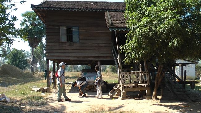 ダム・デック近くの民家<br />　　　65号線沿いのここは私が想像していた場所とは違っていて、人がいない建物を見るだけで、午前に行った民家がとても良かったので、感動しませんでした。<br />　　　<br /><br />11:38　昼食（65号線沿いBENG MEALEA KITCHEN）61.25$<br />12:40　出発<br />↓<br />12:43　民家<br />13:00　出発