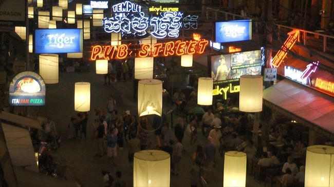 スープ・ドラゴン3階から<br /><br /><br /><br />17:30 ホテル<br /><br />　　小休憩後、トゥク・トゥク(2$)でオールド・マーケットへ。カボチャ・プリンを食べたいというので、おいている店を探すが、なかなかなく、ガイドブックにおいていると紹介があったはずなのでスープ・ドラゴンへ。無事注文。ところが、ビールで乾杯した後で、今日は作れないとのこと。ガーン。だから、作れないと言ってきたウエイター来るたびにカボチャ・プリンを注文し、いじめてやりました。 (39$)。