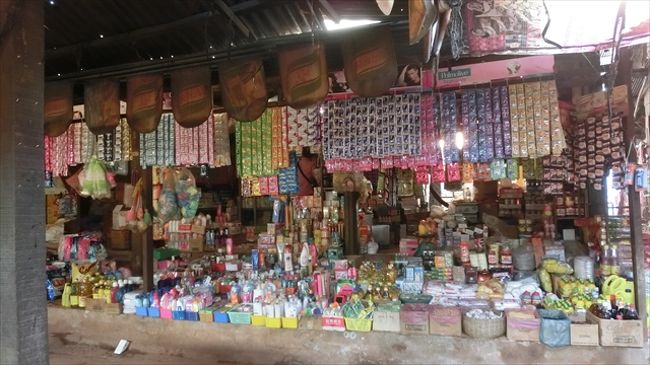 ダム・デック市場<br />　　<br />　　観光客はほとんど来ない地元民のための市場で、珍しいという目で見られました。　<br /><br /><br />16:10　ダム・デック市場。<br />16:35　出発