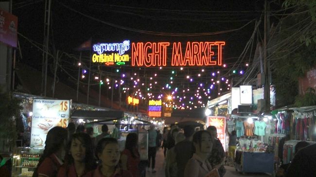 ナイト・マーケット<br /><br /><br />　食事後、ナイト・マーケットへ。今日も疲れたので30分2$のフット・マッサージをして（安いだけあって昨日のマッサージとは質が違ったが、まあまあ。）トゥク・トゥク(2$)でホテルへ戻りました。