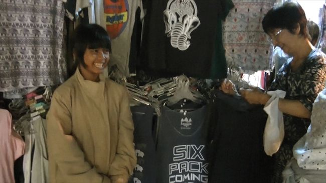 ナイト・マーケット<br /><br /><br />　　素早く計算できる日本語の上手な女の子。なかなか値引きせず、ガンバリとうされ、根負けで女の子の勝ち。　<br /><br /><br />（第4・5日目に続きます。）