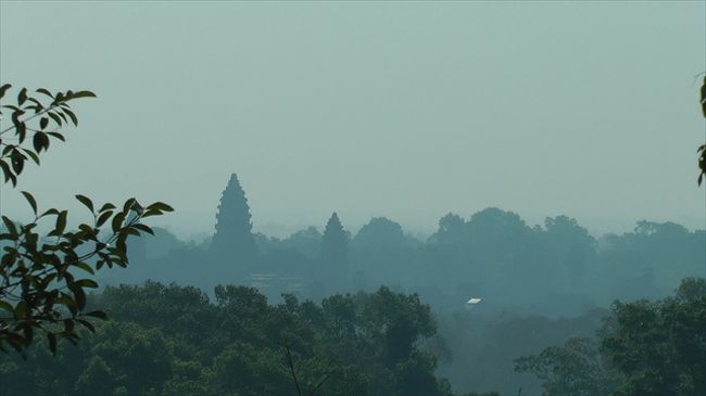 プノンバケンからアンコール・ワットを望む