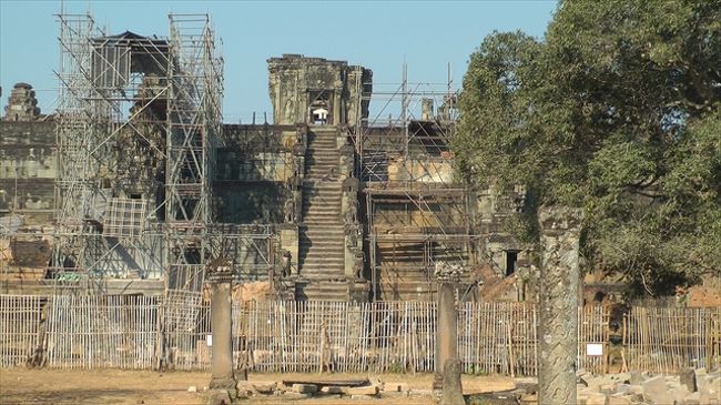 プノンバケン<br />　　<br />　　工事車両が通るため、通常の歩行者ルートでなく、ちょっと短い象ルートでりました。<br />　　崩れてしまったのでしょうか、修復作業中で近づけませんでしたが、ガイドさんが交渉してくれこのように正面から写真を撮ることができました。そこには「仏陀の足」もありました。<br /><br /><br />8:10　ホテル出発<br />8:30　プノンバケン　（入口の前の道路沿いにトイレ有）<br />9:22　 出発（車で移動）<br />