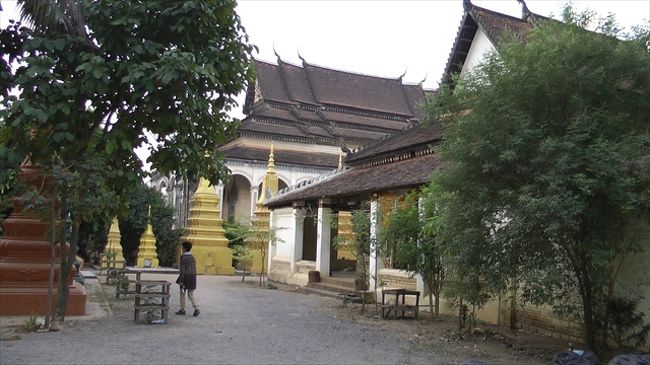 ワット・ポー<br /><br /><br /><br />（第３日目）からの続きです。<br /><br />1月27日　　ガイド料(90$)　<br />　　今日の朝の散歩はホテルの近くにある寺院「ワット・ポー」に行きました。<br />