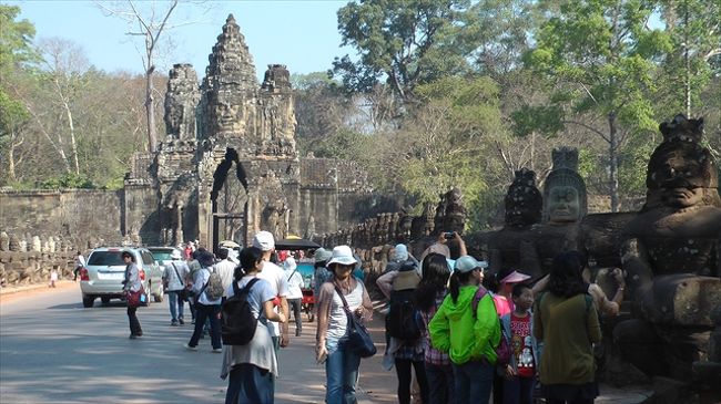 南大門<br /><br /><br />9:40　アンコール・トム（南大門）<br />9:55　出発（車で移動）　　<br /><br />