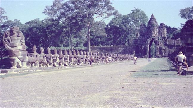 1967年の写真<br /><br />　　現在は、神々と阿修羅の顔が修復されていたりし、ちょっと違和感を感じました。