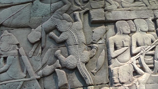 バイヨン第一回廊<br /><br />　　ワニに噛まれる人