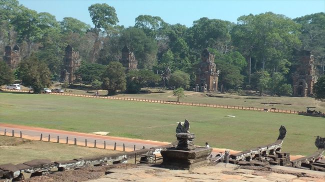 プラサット・スゥル・プラット<br /><br /><br />11:12　象のテラス<br /><br />　　　　　道路の反対側にプラサット・スゥル・プラットの12の塔が見える。<br />↓徒歩